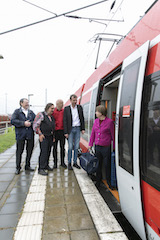 Auf dem Bahnsteig stehen Bov Bjerg, Horst Evers, Manfred Maurenbrecher und Hannes (Armin Laschet) Heesch. Christoph (Angela Merkel) Jungmann steigt in die Regionalbahn nach Templin